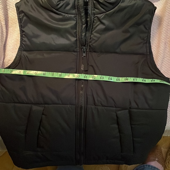 Winter Puffer Vest: Black size Small. CS ACTIVE - Picture 9 of 10